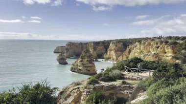 Portekiz 'in en ünlü plajlarından biri olan güzel Praia da Marinha, Algarve, Lagoa' daki Atlantik kıyısında yer almaktadır. Yüksek kalite fotoğraf