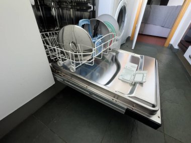 Kirli bulaşıklar, çatal bıçak takımı, kâseler ve tabaklar temizlenecek. Yüksek kalite fotoğraf