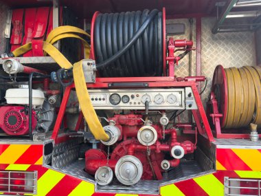 İtfaiyeci acil durum ekipleri itfaiye araçları, itfaiyenin kırmızı itfaiye kamyonu olay yerinde yangın söndürme ekipmanlarıyla birlikte. Yüksek kalite fotoğraf