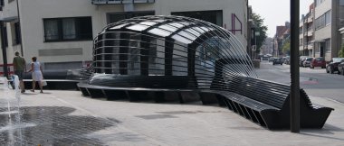 açık hava ve aynı zamanda kapalı otobüs durağı