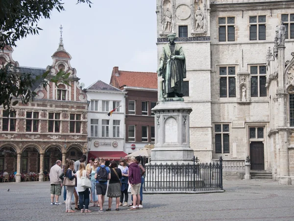 Turismo. Na estátua de Dirk Martens . — Fotografia de Stock