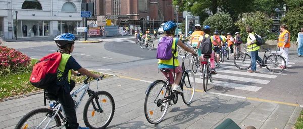 Veilig naar en van school in de stad — Stockfoto