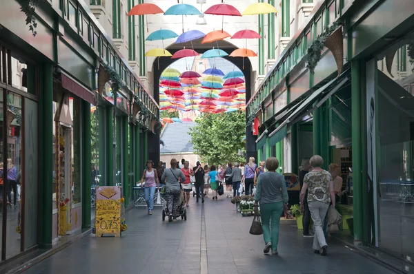 Shopping centre och vanlig butik ner på gatan. — Stockfoto