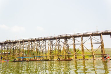 eski ahşap köprü nehir ve ahşap köprü, sangklab üzerinden