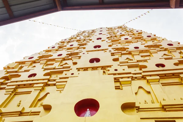 Gold Buddhagaya pagoda, santuario budista, Sangklaburi, Tailandia — Foto de Stock