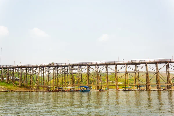 Die alte Holzbrücke über den Fluss und die Holzbrücke, sangklab — Stockfoto