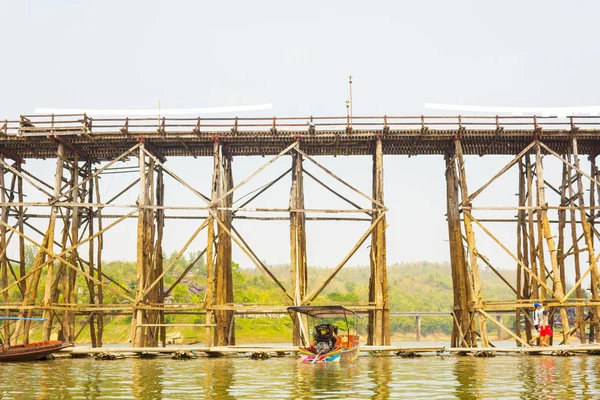 El viejo puente de madera sobre el río y el puente Wood, Sangklab — Foto de Stock