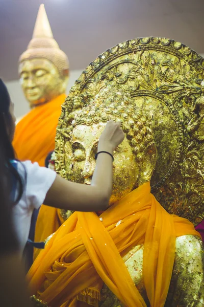 Зображення Будди сусальне золото, wat sothon в Таїланді — стокове фото