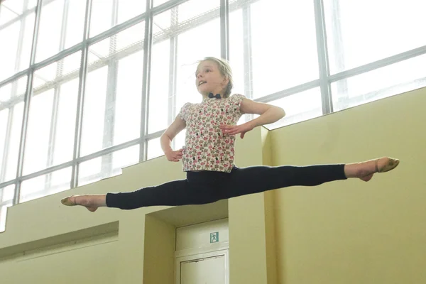Детская спортивная гимнастика в зале — стоковое фото