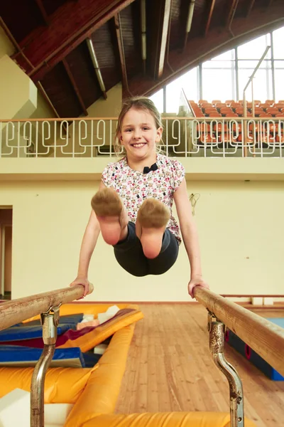 Entraînement d'athlètes pour enfants dans la salle de gymnastique — Photo