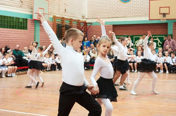 Дети в бальных танцах — стоковое фото