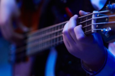Kız plaing bas gitar