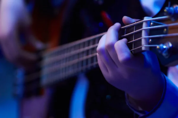 Meisje plaing-basgitaar — Stockfoto