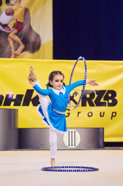 Dzieci konkurowania na międzynarodowych konkursach na gimnastyki sportowej "Maygli cup" — Zdjęcie stockowe