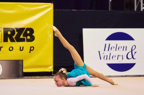 Kinder messen sich bei internationalen Wettkämpfen beim Maygli-Cup des Turngaus" — Stockfoto