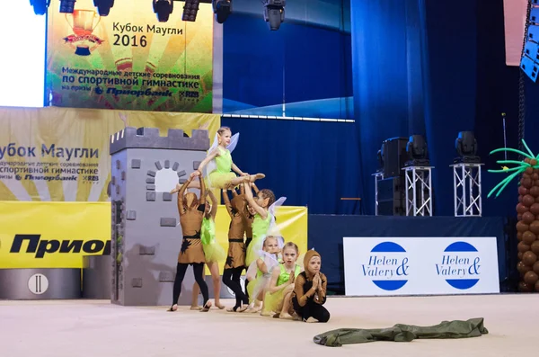 Niños compiten en competiciones internacionales de gimnasia deportiva "Copa Maygli " —  Fotos de Stock