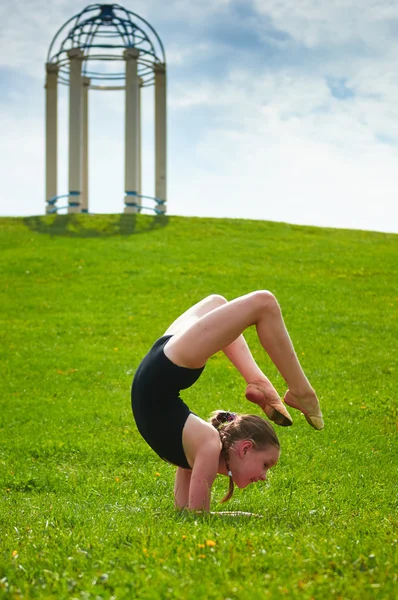 Jovem bela menina pré-adolescente fazendo ginástica ao ar livre — Fotografia de Stock