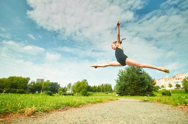 Joven hermosa chica preadolescente haciendo gimnasia al aire libre — Foto de Stock