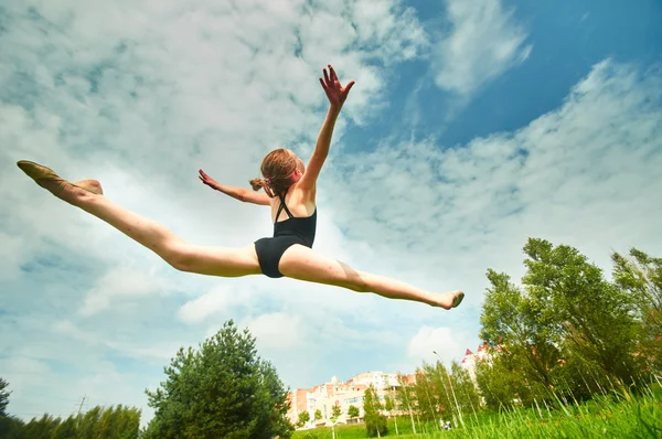 Young beautiful preteen girl doing gymnastics outdoors — Stock Photo, Image