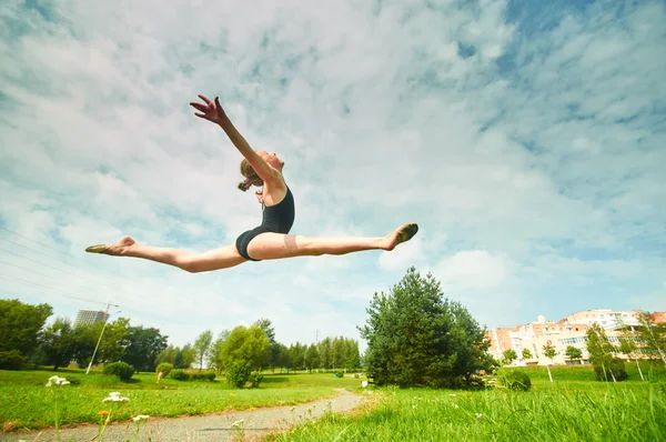 Young beautiful preteen girl doing gymnastics outdoors — Stock Photo, Image