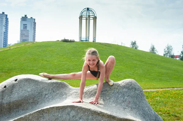 Jovem bela menina pré-adolescente fazendo ginástica ao ar livre — Fotografia de Stock