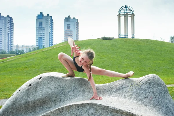 Jovem bela menina pré-adolescente fazendo ginástica ao ar livre — Fotografia de Stock