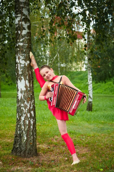 Young beautiful preteen girl doing gymnastics outdoors — Stock Photo, Image