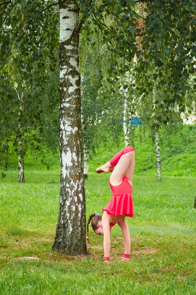 Fiatal gyönyörű preteen lány szabadban szinhaz — Stock Fotó