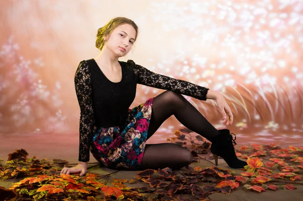 Jovem bonita adolescente com folhas de outono — Fotografia de Stock