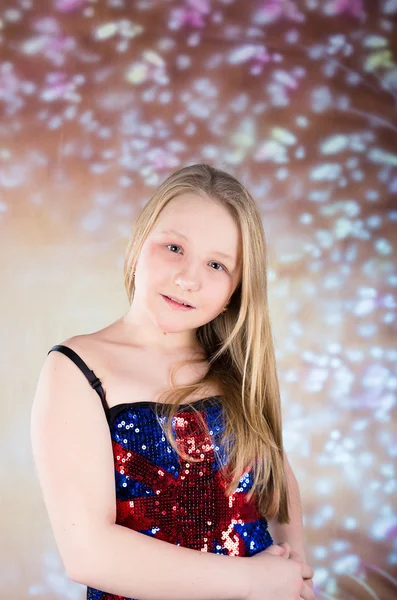 Hermosa chica adolescente en vestido de fiesta con tacones altos —  Fotos de Stock