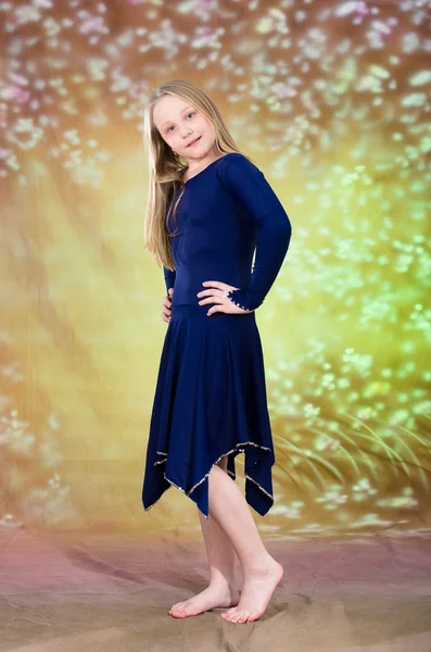 Tiener meisje in blauwe dans kostuum — Stockfoto