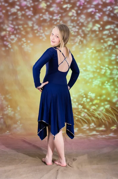 Menina adolescente em traje de dança azul — Fotografia de Stock