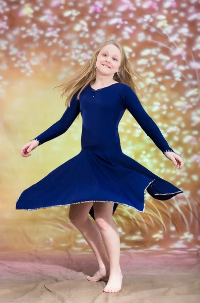 Menina adolescente em traje de dança azul — Fotografia de Stock