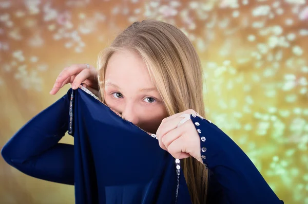 Teen flicka i blå dans kostym — Stockfoto