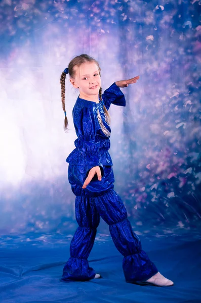 跳舞在蓝色服装的小女孩 — 图库照片