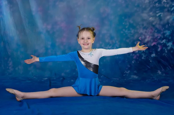 Girl doing gymnastics excercises — Stock Photo, Image