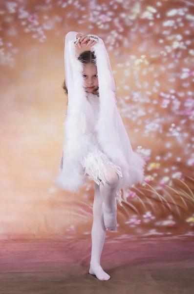 Muchacha joven en ballet vestido blanco largo — Foto de Stock