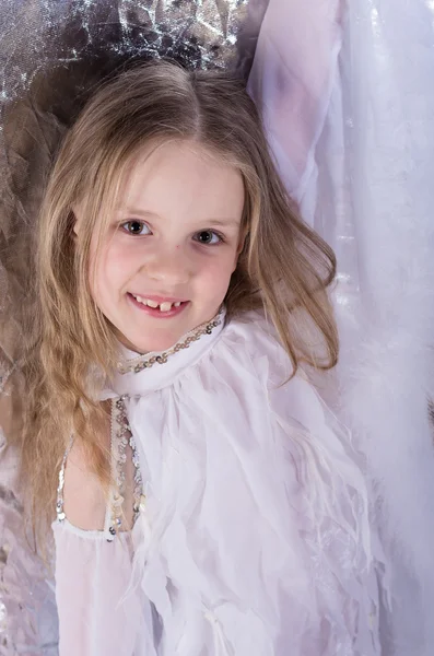 Jovem no balé vestido branco longo — Fotografia de Stock