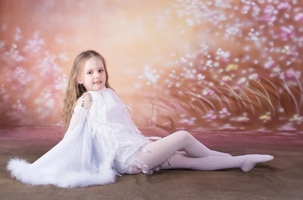 Mladá dívka v baletu dlouhé bílé šaty — Stock fotografie