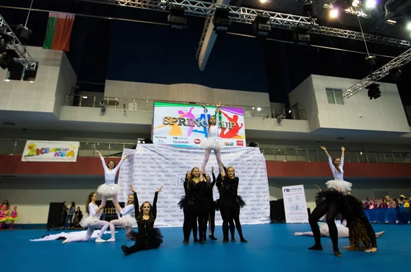 MINSK - 02 DE MAYO: Niños no identificados compiten en el concurso internacional de danza SpringCup, el 02 de mayo de 2015, en Minsk, Bielorrusia . — Foto de Stock