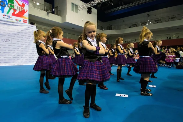 MINSK - 02 MAGGIO: I bambini non identificati gareggiano nella competizione internazionale di danza SpringCup, il 02 maggio 2015, a Minsk, Bielorussia . — Foto Stock