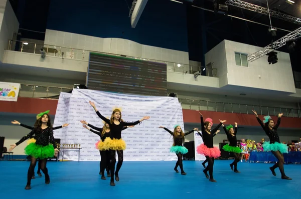 Minsk - 02 mei: Unidentified kinderen concurreren in de Springcup internationale dans concurrentie, op 02 mei 2015, in Minsk, Wit-Rusland. — Stockfoto