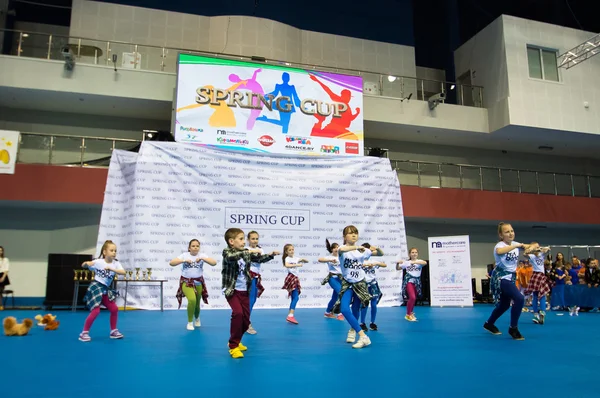 Minsk - 02 mei: Unidentified kinderen concurreren in de Springcup internationale dans concurrentie, op 02 mei 2015, in Minsk, Wit-Rusland. — Stockfoto