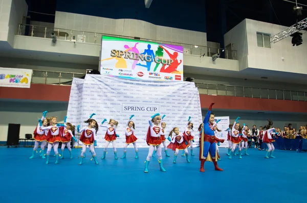 Minsk - 02 mei: Unidentified kinderen concurreren in de Springcup internationale dans concurrentie, op 02 mei 2015, in Minsk, Wit-Rusland. — Stockfoto