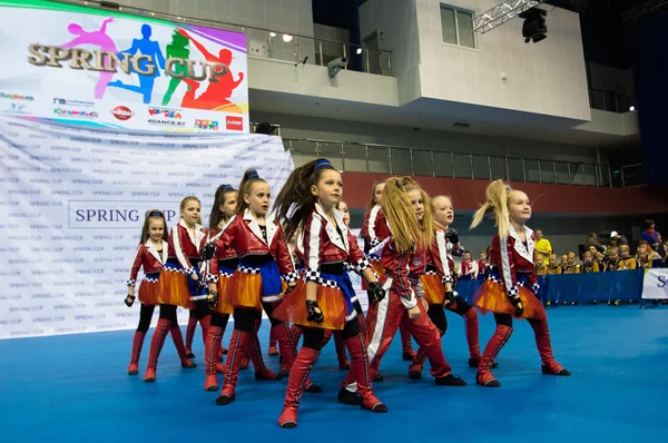 Minsk - 02 mei: Unidentified kinderen concurreren in de Springcup internationale dans concurrentie, op 02 mei 2015, in Minsk, Wit-Rusland. — Stockfoto