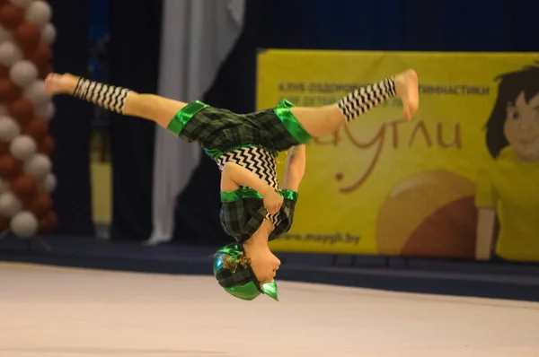 MINSK - 24 de maio: Crianças não identificadas competem na competição internacional Maugli-CUP em ginástica em 24 de maio de 2015, em Minsk, Bielorrússia . — Fotografia de Stock