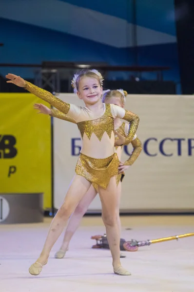 MINSK - 24 de maio: Crianças não identificadas competem na competição internacional Maugli-CUP em ginástica em 24 de maio de 2015, em Minsk, Bielorrússia . — Fotografia de Stock