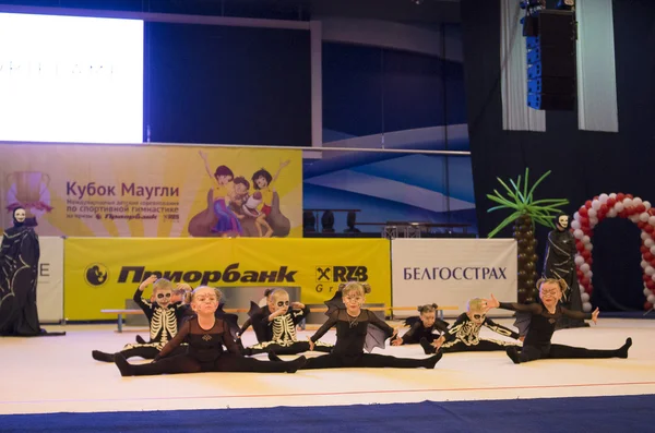 MINSK - MAY 24: Unidentified children compete in the Maugli-CUP international competition in gymnastics on May 24, 2015, in Minsk, Belarus. — Stock Photo, Image