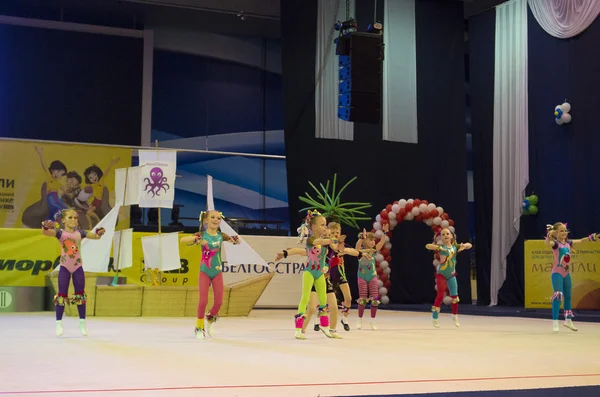 MINSK - 24 DE MAYO: Niños no identificados compiten en el concurso internacional Maugli-CUP en gimnasia el 24 de mayo de 2015, en Minsk, Bielorrusia . — Foto de Stock