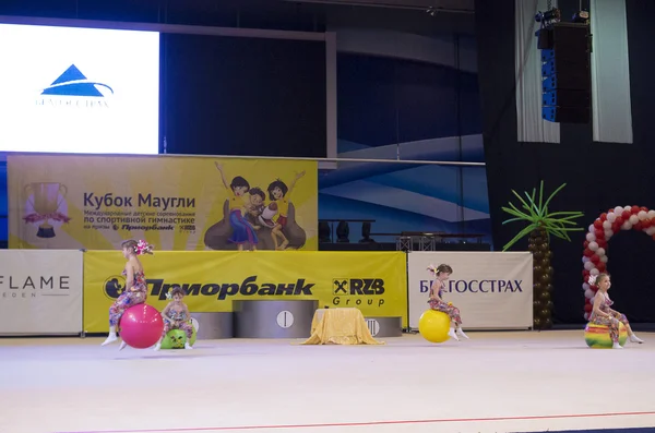 Minsk - 24 maj: Oidentifierade barn tävla i Maugli-Cup internationell konkurrens i gymnastik på 24 maj 2015, i Minsk, Vitryssland. — Stockfoto
